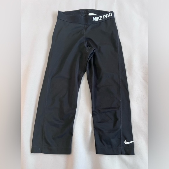 Nike Leggings Womens Sz Small Black Pro Fitted‎ Capri Pants Workout Gym - Picture 1 of 9